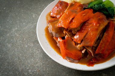 Pekin ördeği ya da ızgara kırmızı soslu kızarmış ördek Çin yemeği tarzı.