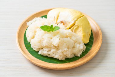 Yapışkan pirinçli Durian - sarı fasulyeli tatlı Durian kabuğu, hindistan cevizi sütüyle pişirilmiş olgun Durian pirinci - Asya Tayland tatlı yaz tropikal meyvesi