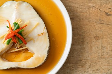 Soya soslu haşlanmış morina balığı ya da buğulanmış kar balığı ya da soya soslu Şili Bası.