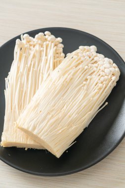 taze enoki mantarı ya da tabakta altın iğne mantarı