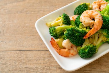 Karidesli kızarmış brokoli. Ev yapımı.