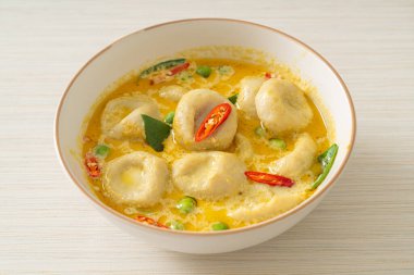 Balık köfteli yeşil köri çorbası - Tayland yemeği tarzı