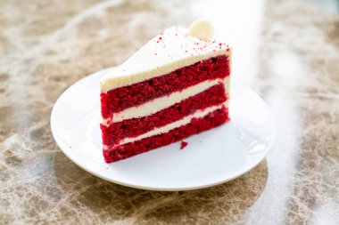 Beyaz tabakta kırmızı kadife kek