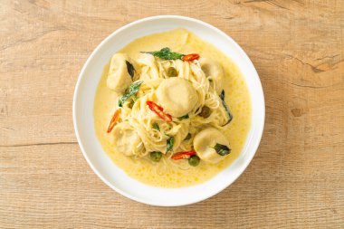 Yeşil köri ve balık köfteli pirinç eriştesi - Tayland yemeği tarzı