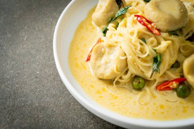 Yeşil köri ve balık köfteli pirinç eriştesi - Tayland yemeği tarzı