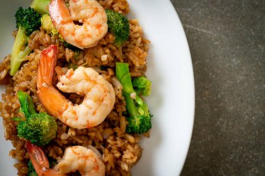 Brokoli ve karidesli kızarmış pirinç.