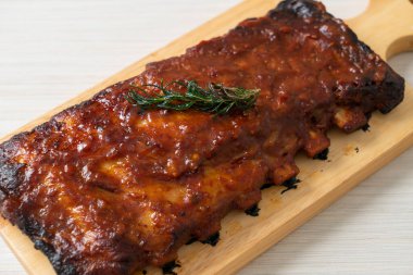 Barbekü soslu ızgara pirzola ve domuz pirzolası.
