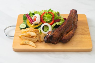 Izgara domuz pirzolası ve sebze.