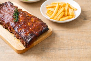 Barbekü soslu ızgara pirzola ve domuz pirzolası.