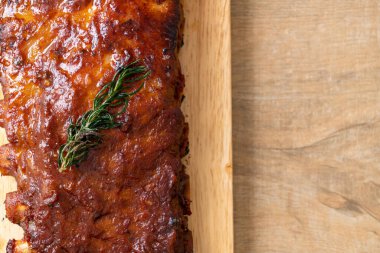 Barbekü soslu ızgara pirzola ve domuz pirzolası.