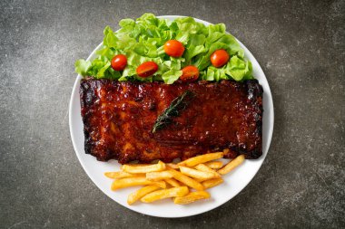 Barbekü soslu ızgara pirzola ve domuz pirzolası.