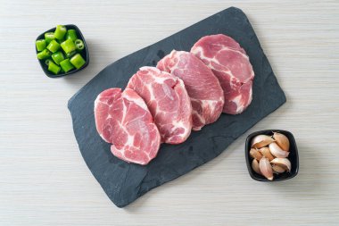 Taze domuz boyunlu ya da yakalı domuz eti ve terbiye edilecek malzemeler.