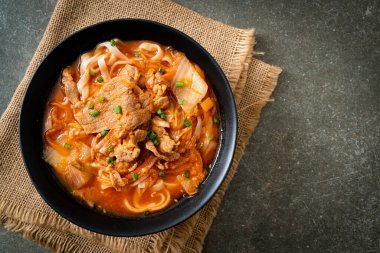 Kore udon eriştesi ve kimchi çorbası, Asya usulü.