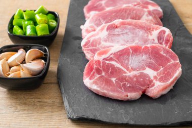 Taze domuz boyunlu ya da yakalı domuz eti ve terbiye edilecek malzemeler.