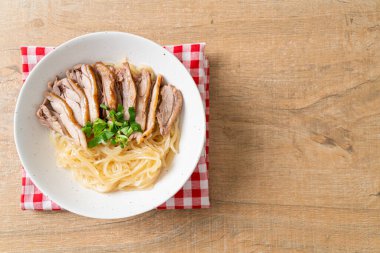 Beyaz kasede kurutulmuş ördek eriştesi. Asya usulü.