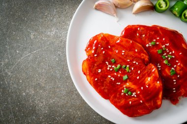 Kore usulü ızgara için baharatlı Kore ezmesiyle marine edilmiş domuz eti ya da taze domuz eti.