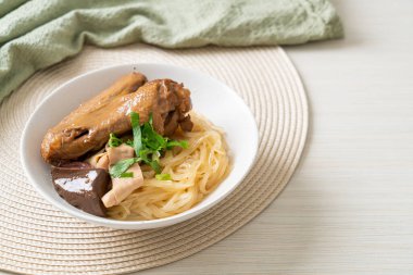 Beyaz kasede pişmiş ördekle kurutulmuş şehriye. Asya usulü.