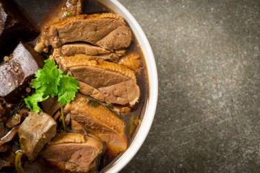 Güveçte ördek mi yoksa soya soslu ve baharatlı buğulanmış ördek mi? Asya usulü.