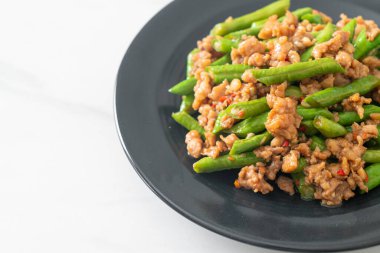 Kızarmış Fransız fasulyesi ya da kıymalı yeşil fasulye. Asya usulü.