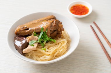 Beyaz kasede pişmiş ördekle kurutulmuş şehriye. Asya usulü.