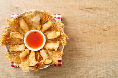 Kızarmış Enoki mantarı ve baharatlı soslu istiridye mantarı. Vejetaryen yemek tarzı.