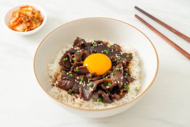 Soya aromalı pilav veya Japon Pork Donburi kasesi - Asya yemeği tarzı