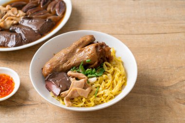 Yumurtalı erişte, kurutulmuş ördekle servis edilir. Asya usulü.