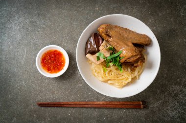 Beyaz kasede pişmiş ördekle kurutulmuş şehriye. Asya usulü.