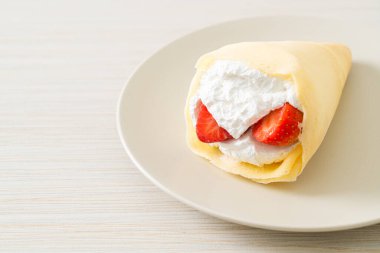 Taze çilek ve taze krep.