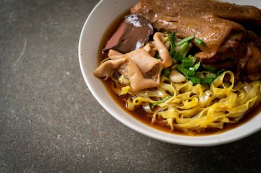 Kahverengi çorbada haşlanmış ördek ve haşlanmış yumurtalı şehriye Asya yemeği.