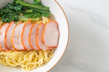 Barbekü Kırmızı Domuz Eriştesi Çorbalı - Asya usulü