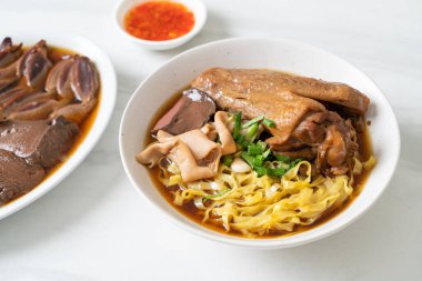 Kahverengi çorbada haşlanmış ördek ve haşlanmış yumurtalı şehriye Asya yemeği.