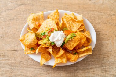 Meksika nachos tortilla cipsi jalapeno, guacamole, domates sosu ve sos.