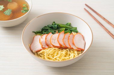 Barbekü Kırmızı Domuz Eriştesi Çorbalı - Asya usulü