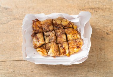 Yumurtalı, muzlu ve çikolatalı kızartma.