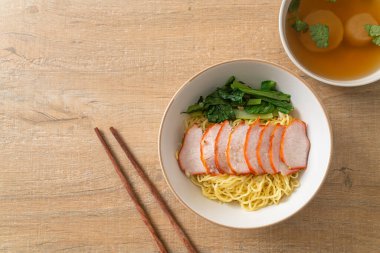 Barbekü Kırmızı Domuz Eriştesi Çorbalı - Asya usulü