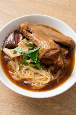 Kahverengi çorbalı ağır ateşte pişmiş ördek eriştesi. Asya usulü.