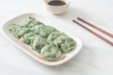 Soslu buğulanmış frenk soğanı. Asya usulü.