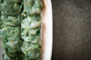 Soslu buğulanmış frenk soğanı. Asya usulü.