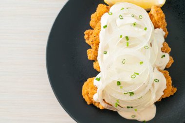 Kore usulü kremalı soğan soslu kar soğanı tavuğu ya da kızarmış tavuk.