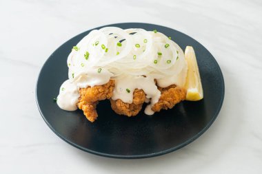 Kore usulü kremalı soğan soslu kar soğanı tavuğu ya da kızarmış tavuk.