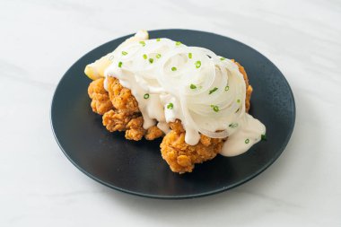 Kore usulü kremalı soğan soslu kar soğanı tavuğu ya da kızarmış tavuk.