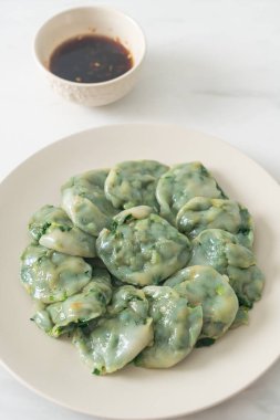 Soslu buğulanmış frenk soğanı. Asya usulü.