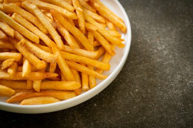 Patates kızartması ya da ekşi krema ve ketçaplı patates cipsi.