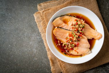 Yuzu Ponzu soslu haşlanmış alabalık veya somon balığı.