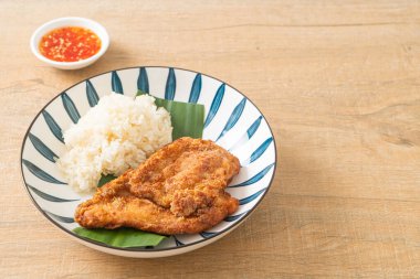 Yapışkan pirinç ve baharatlı tatlı soslu kızarmış tavuk.