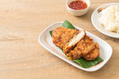 Yapışkan pirinç ve baharatlı tatlı soslu kızarmış tavuk.