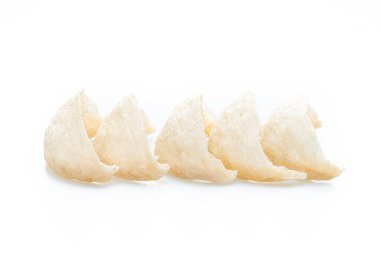 Taze yenebilir kuş yuvası ya da kırlangıç yuvası hammadde mutfağı beyaz arka planda sağlıklı izole edilmiş sağlıklı yiyecekler için pahalı yemekler.