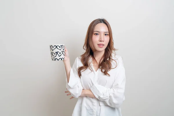 美丽的亚洲女人 背景为白色 手握咖啡杯或杯子 — 图库照片