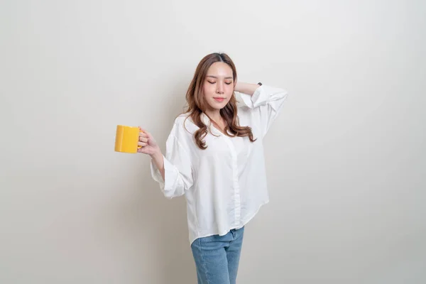 Retrato Hermosa Mujer Asiática Sosteniendo Taza Café Taza Sobre Fondo —  Fotos de Stock